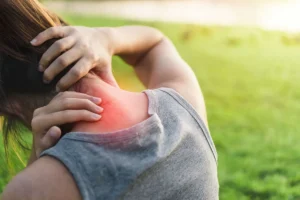 Woman with red rash on neck, experiencing neck pain